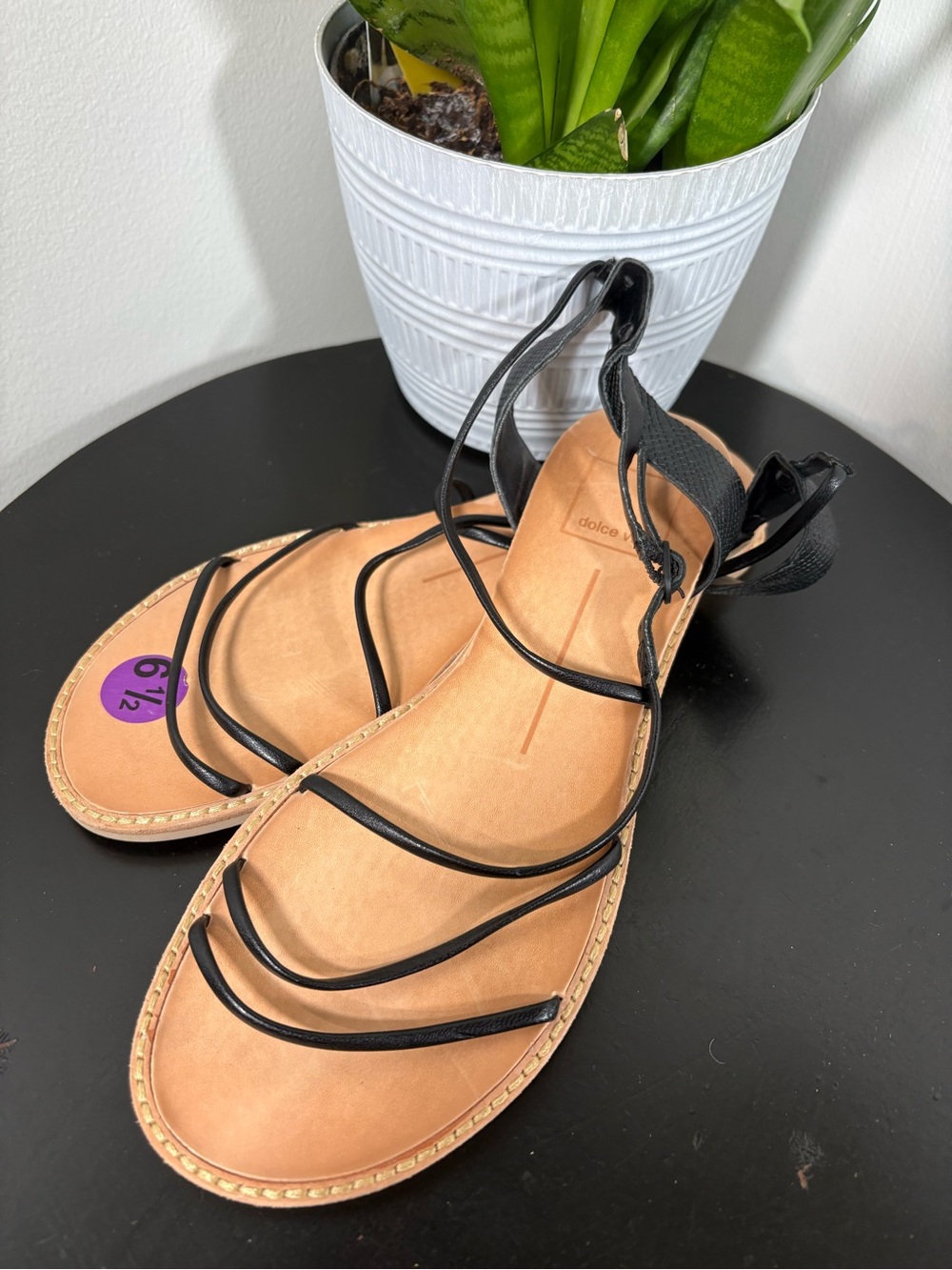 Dolce Vita black flat sandal gladiator style 6.5 like new